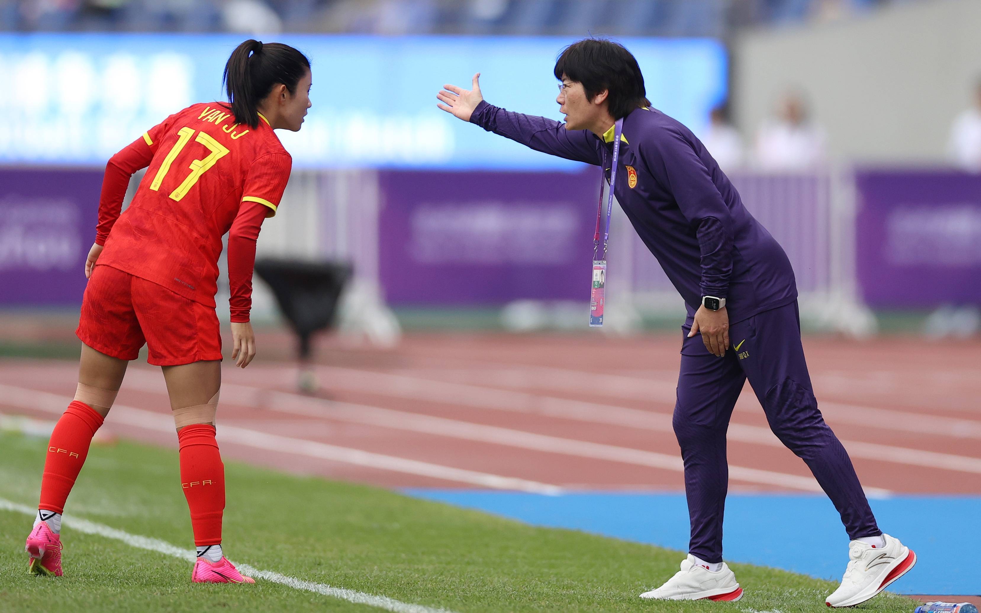 亚洲女足锦标赛中，中国队员取得精彩进球
