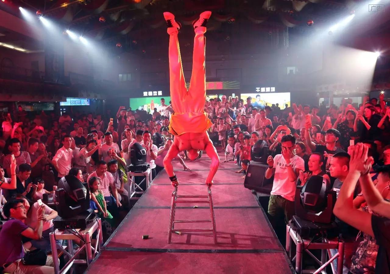 球队夺冠后队员狂欢不止，庆功宴上尽情狂欢的简单介绍