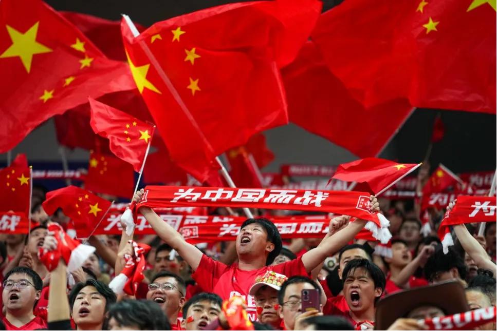 球队夺冠后队员狂欢不止，庆功宴上尽情狂欢的简单介绍
